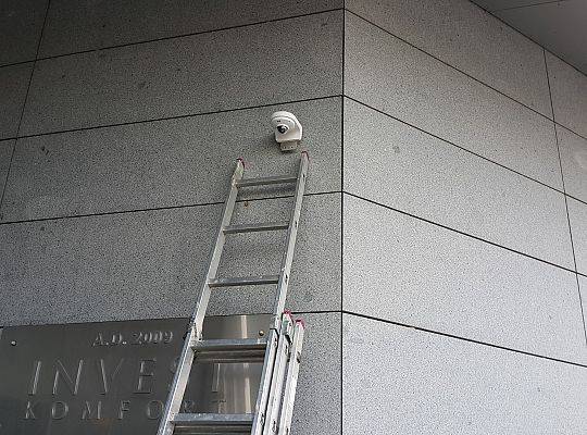 Montaż kamery na elewacji budynku