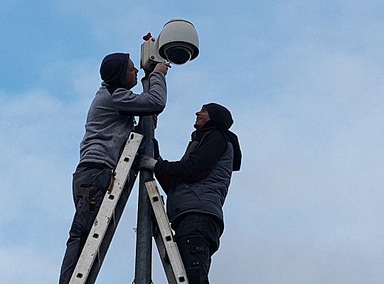 Instalacja kamery kopułowej BCS na słupie na parkingu Galerii Kaszuby w Wejherowie