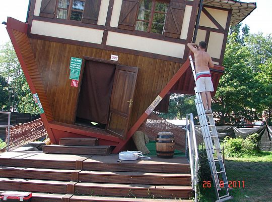 Domek do góry nogami Łeba sierpień 2011