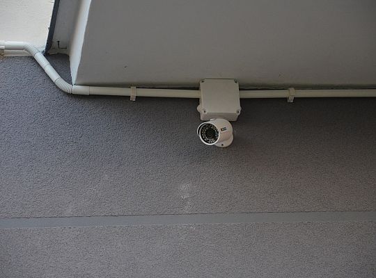 Montaż kamery na budynku Wspólnoty w Pucku