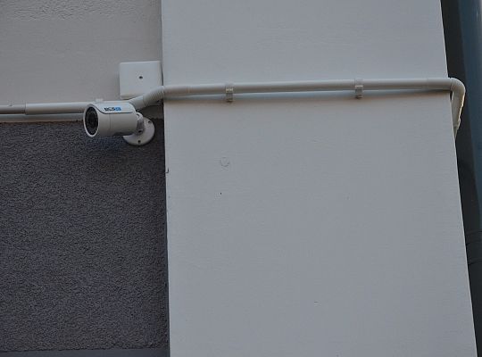 Montaż kamery na budynku Wspólnoty w Pucku