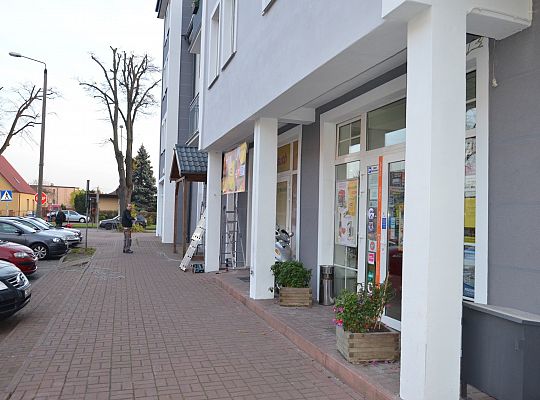 Montaż kamery na fasadzie budynku handlowegow Pucku