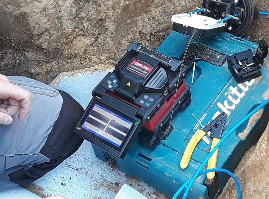 Spawanie światłowodów uszkodzonych przez koparkę wrzesień 2018r.