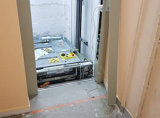 Przygotowanie do montażu kamery w windzie