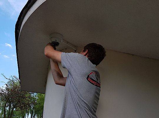 Montaż kamery przed wejściem do budynku