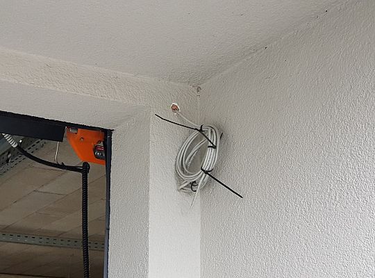 Wyprowadzenie kabli do podłączenia kamery full HD