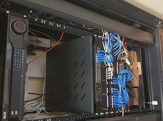 Podłączenie kabli do rejestratora w szafie Rack - Lębork