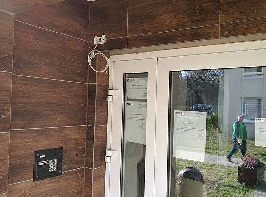 Przygotowanie do montażu kamery wandaloodpornej w budynku WM Wejherowo